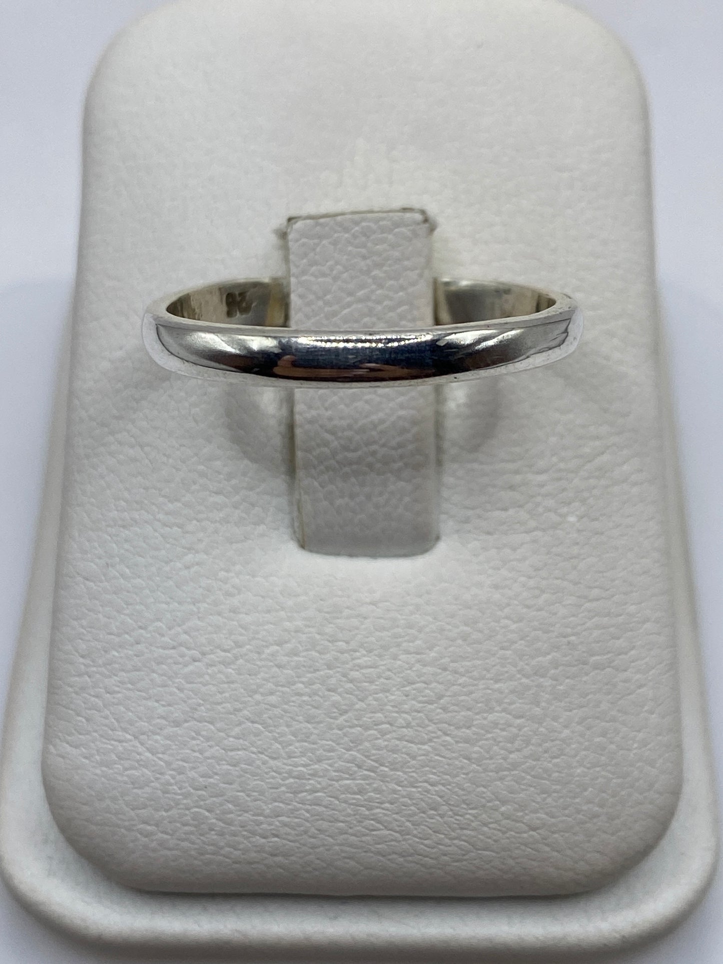 Anillo de plata .925 banda pulida en estuche blanco, vista frontal