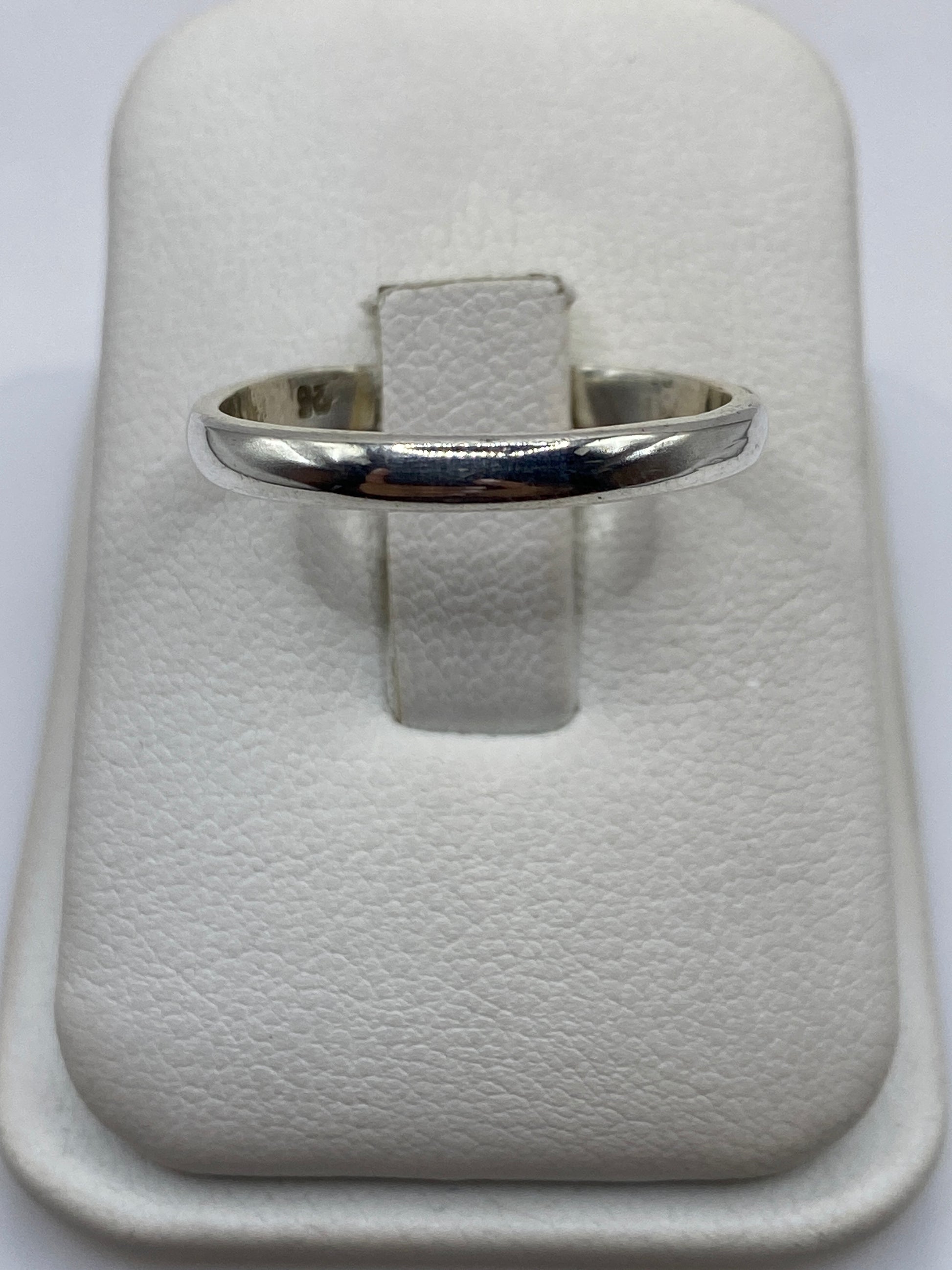 Anillo de plata .925 banda pulida en estuche blanco, vista frontal