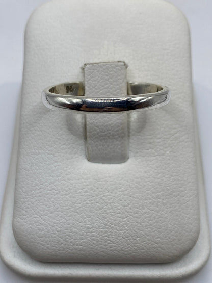 Anillo de plata .925 banda pulida en estuche blanco, vista frontal