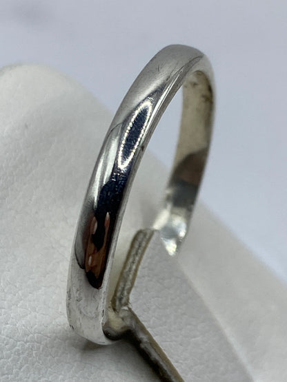 Anillo de plata minimalista en dedo, mostrando el brillo del pulido