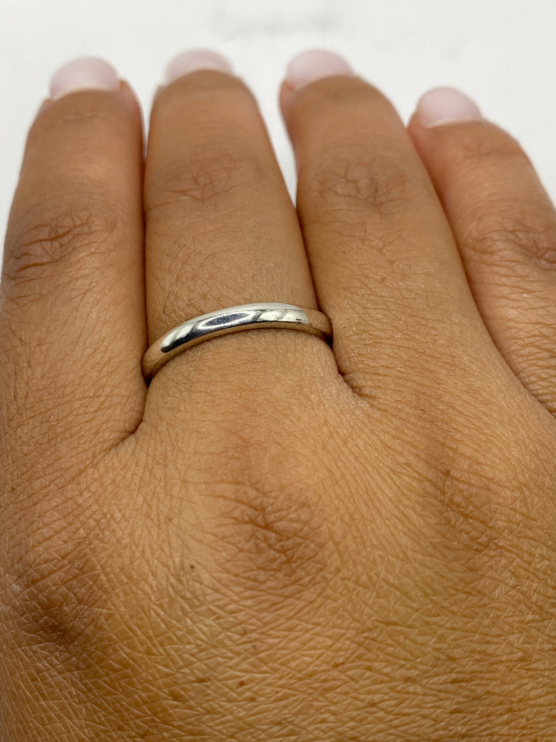 Anillo .925 en balanza de precisión mostrando peso de 2.7 gramos