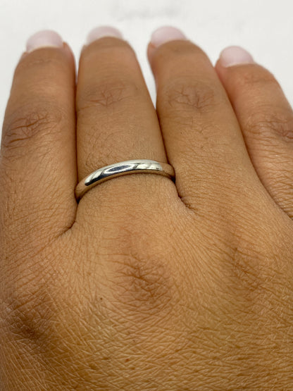 Anillo .925 en balanza de precisión mostrando peso de 2.7 gramos