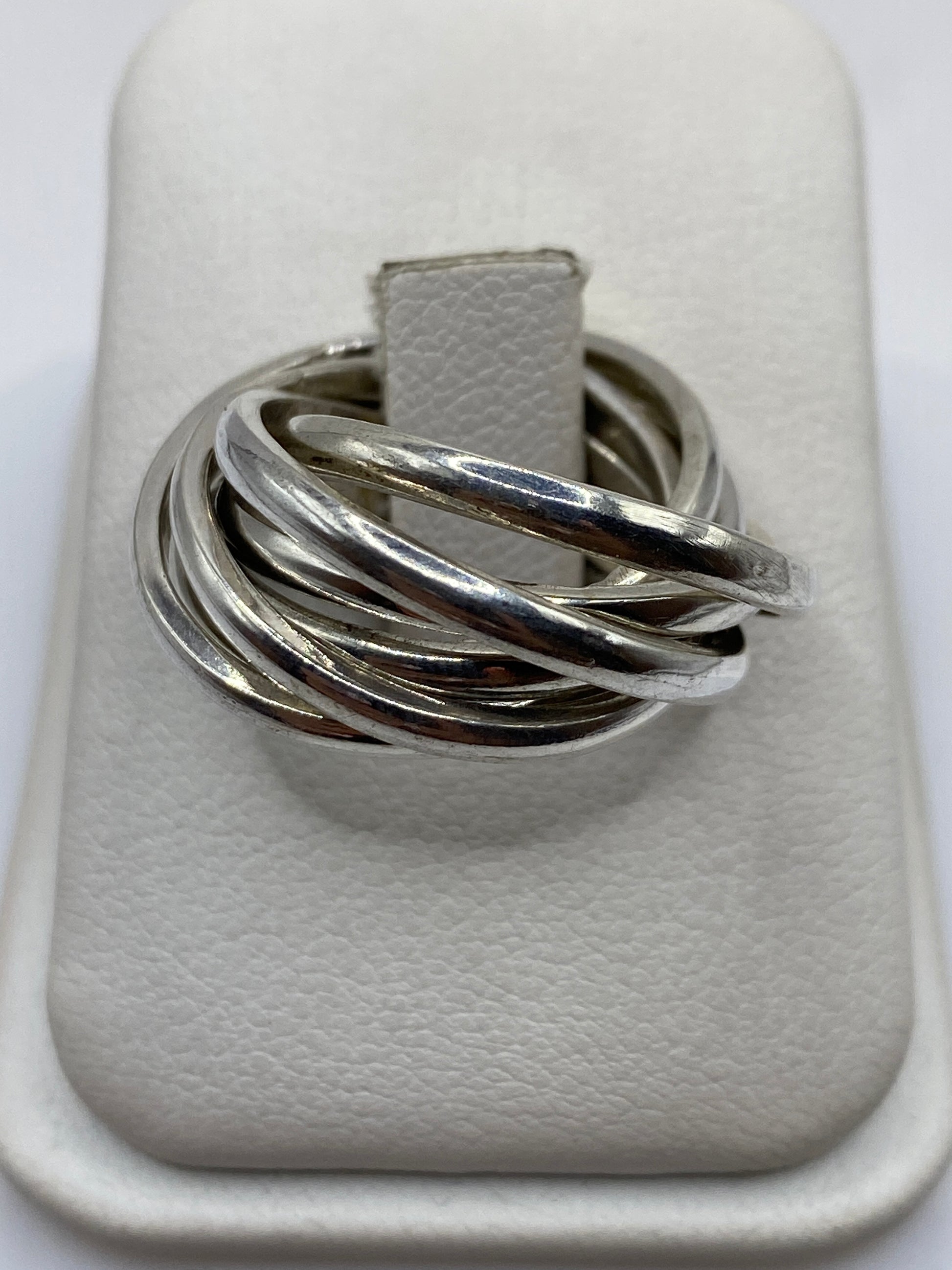 Anillo de plata entrelazado con tres bandas pulidas visto de frente