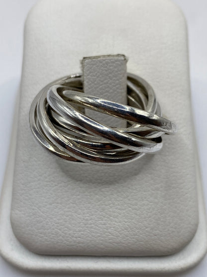 Anillo de plata entrelazado con tres bandas pulidas visto de frente