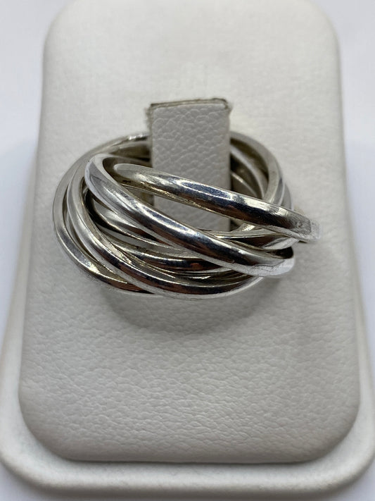 Anillo de plata entrelazado con tres bandas pulidas visto de frente