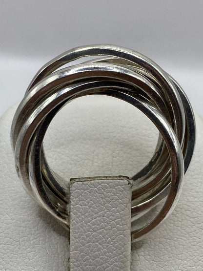 Detalle del anillo en la mano mostrando el brillo del pulido en plata .925