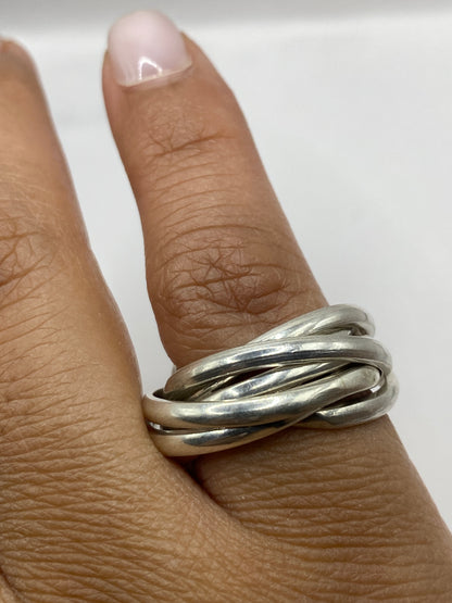 Anillo entrelazado de Taxco sobre superficie neutra mostrando el peso y volumen de la pieza