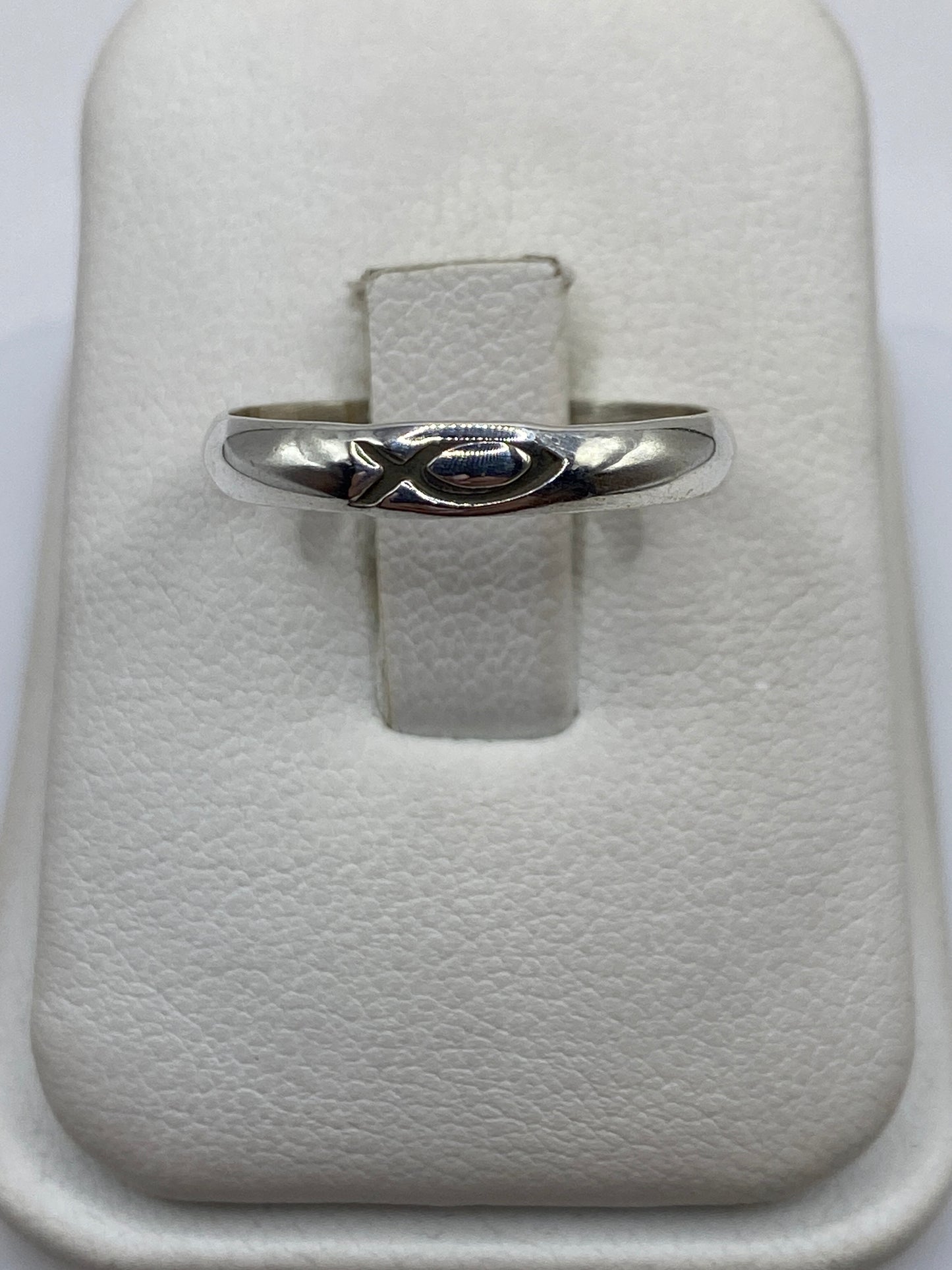 Anillo de plata .925 liso con banda minimalista en la mano de una persona