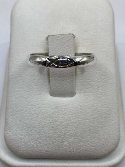 Anillo de plata .925 liso con banda minimalista en la mano de una persona