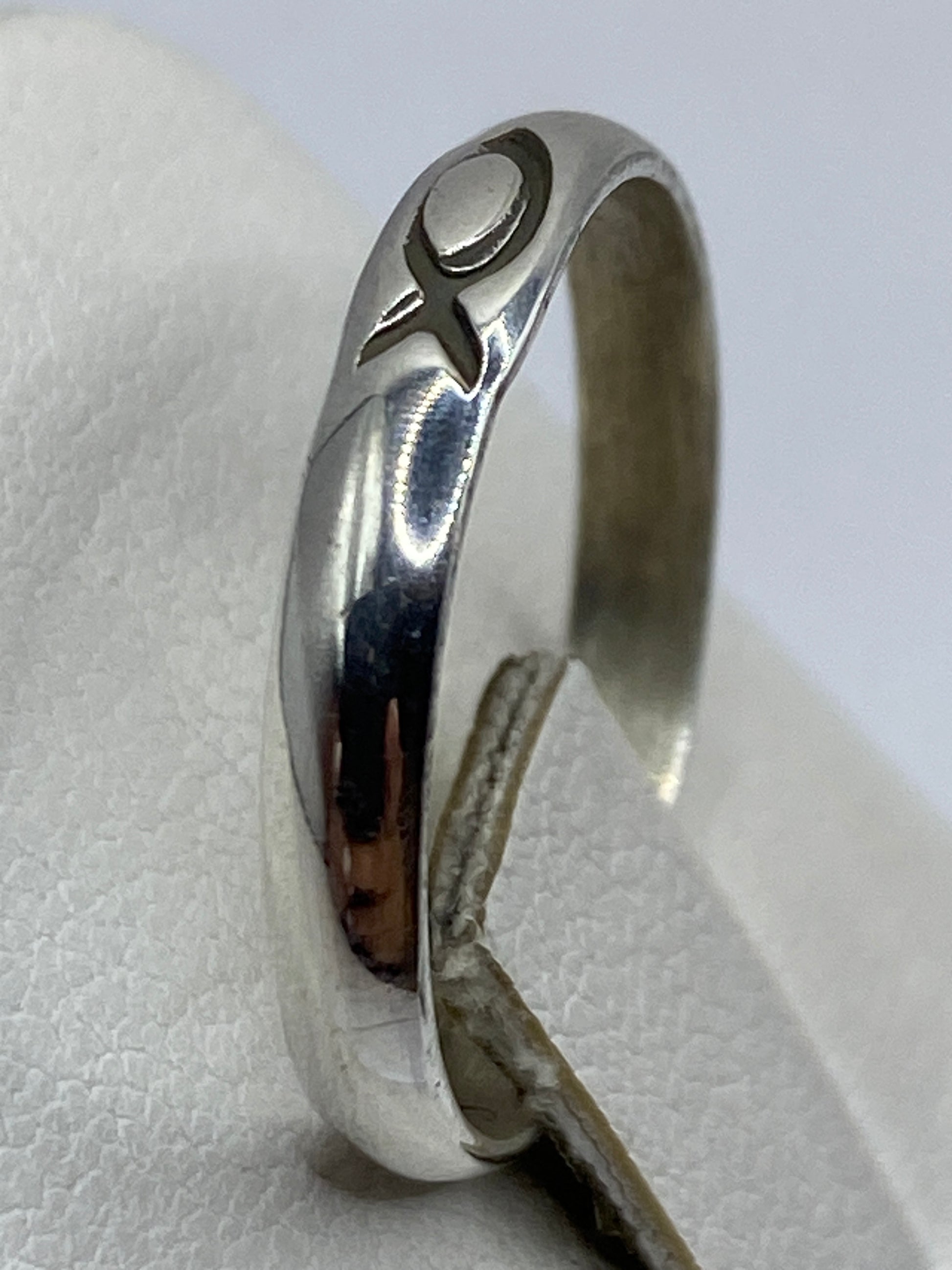 Anillo en talla 8 visto desde el lateral sobre fondo blanco