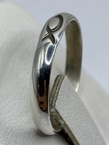 Anillo en talla 8 visto desde el lateral sobre fondo blanco