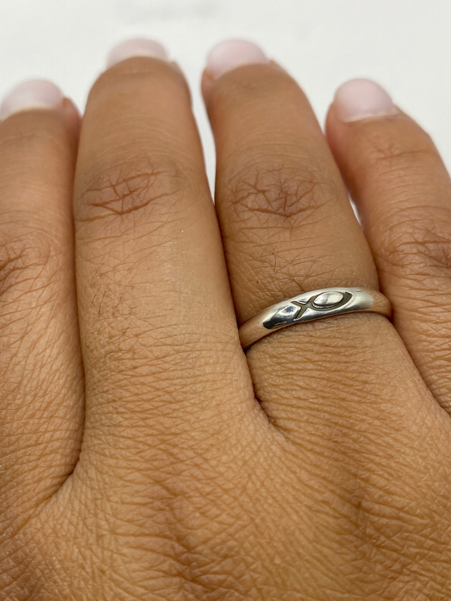 Anillo de plata mostrando sello .925 MEXICO en la banda interior