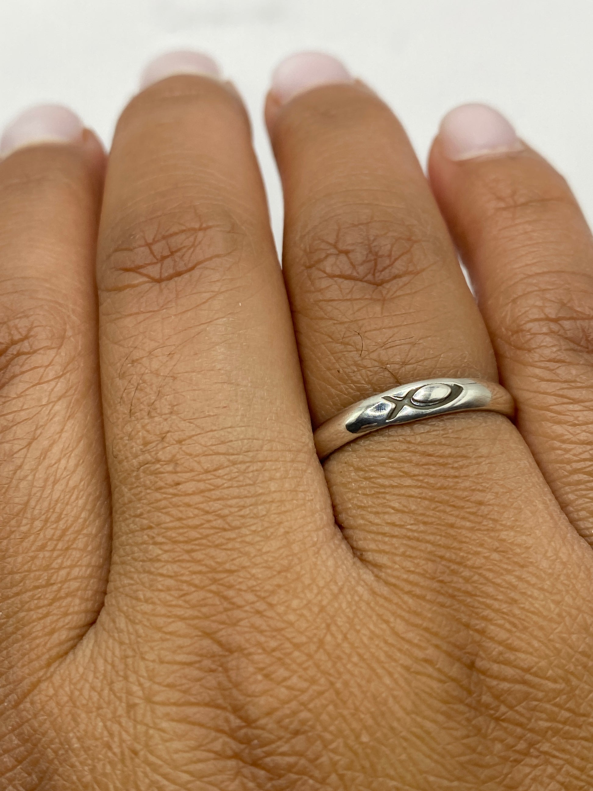 Anillo de plata mostrando sello .925 MEXICO en la banda interior