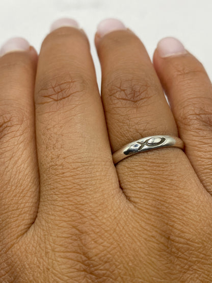 Anillo de plata mostrando sello .925 MEXICO en la banda interior
