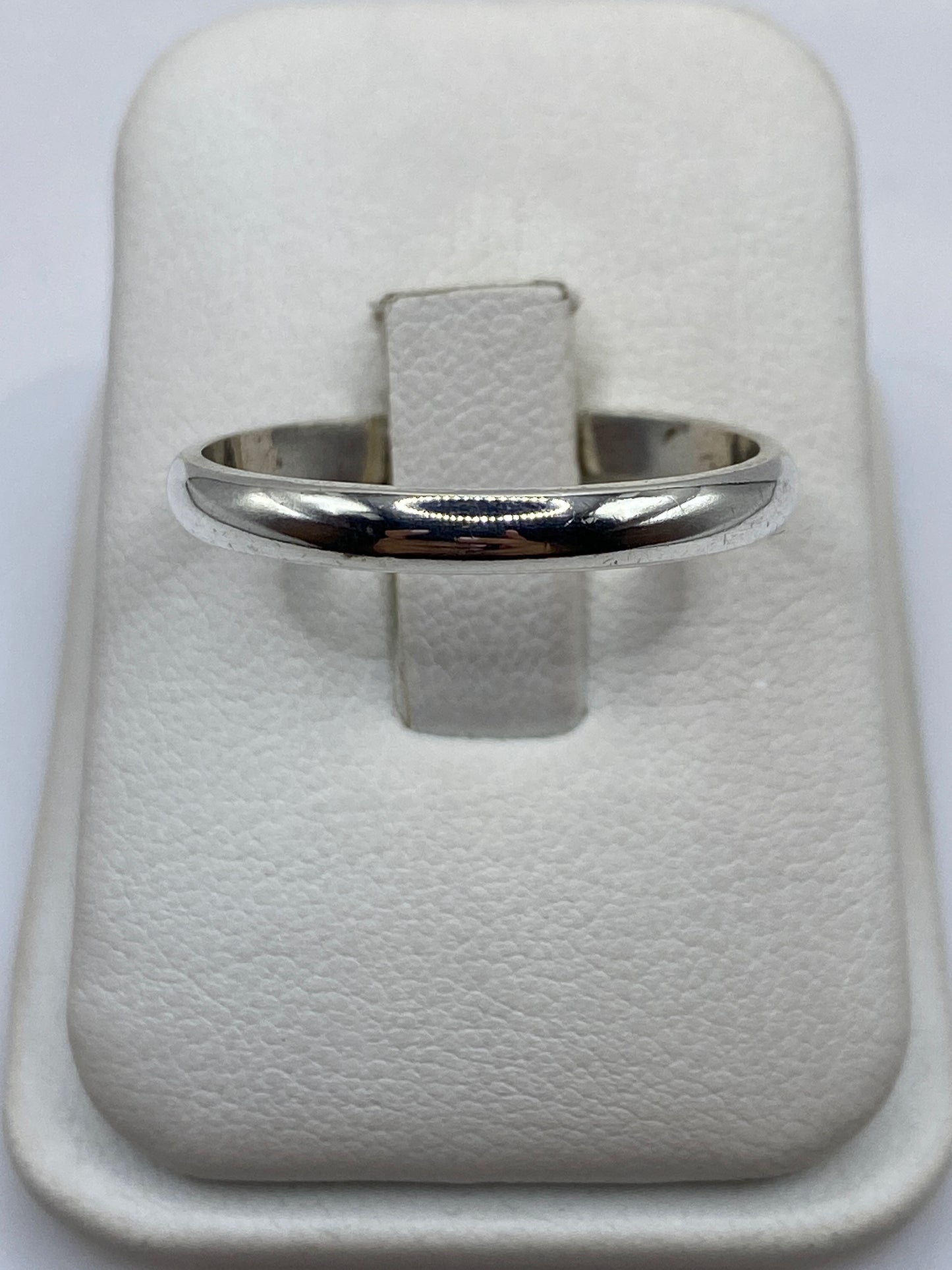 Anillo de plata .925 banda pulida minimalista sobre soporte blanco