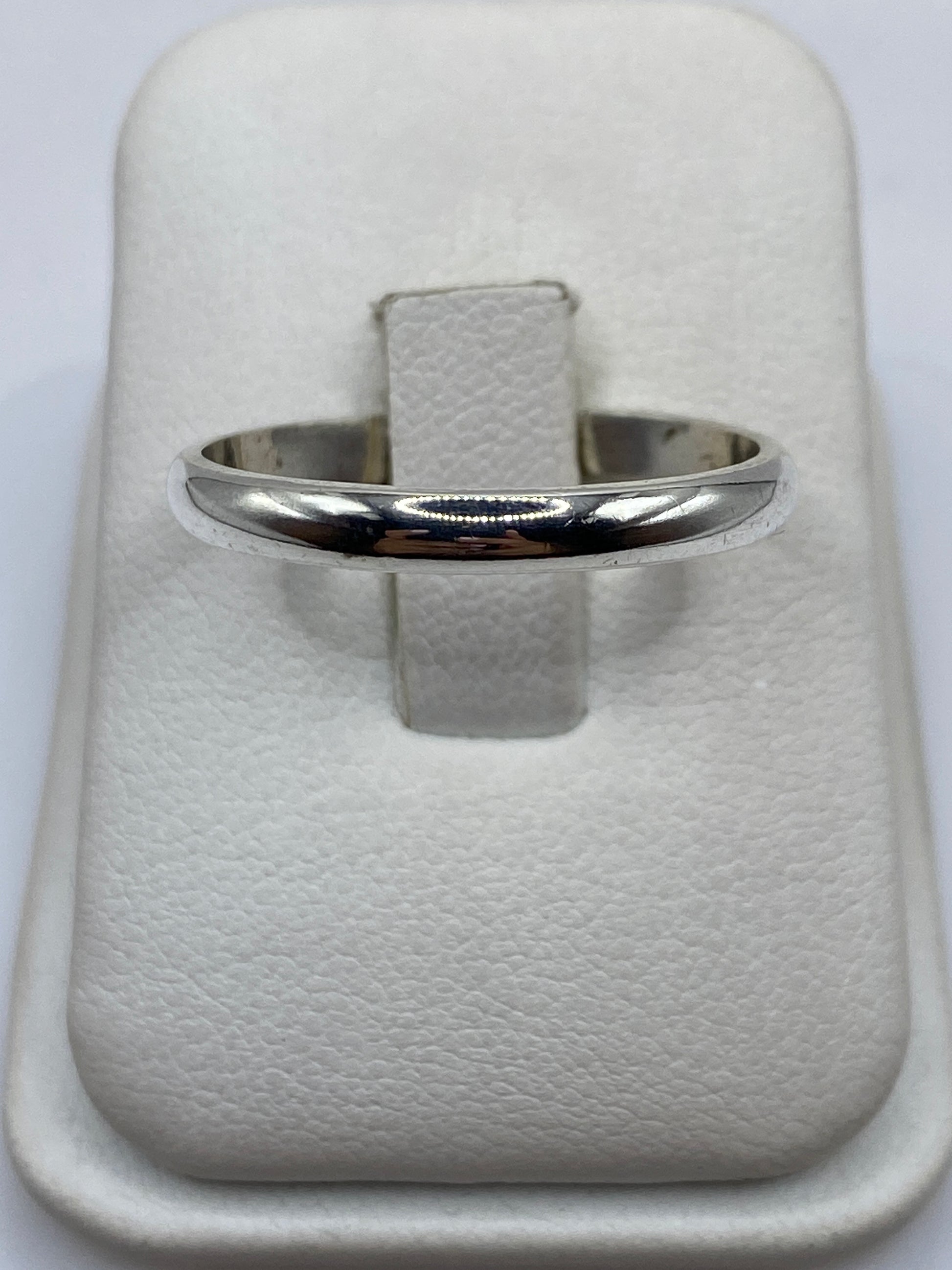 Anillo de plata .925 banda pulida minimalista sobre soporte blanco
