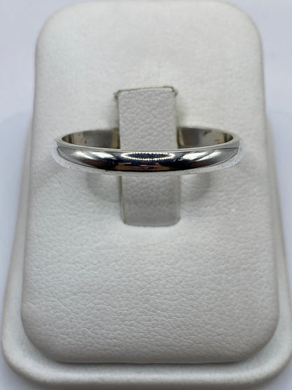Anillo de plata .925 banda pulida minimalista sobre soporte blanco