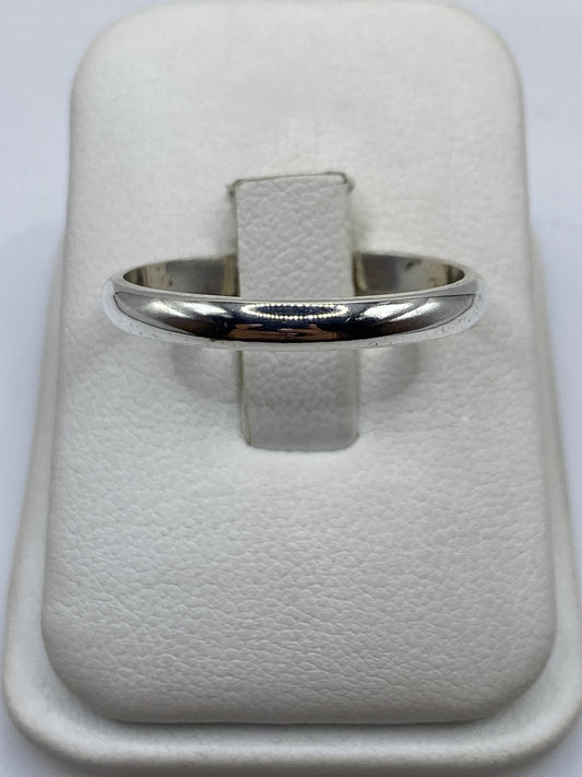 Anillo de plata .925 banda pulida minimalista sobre soporte blanco