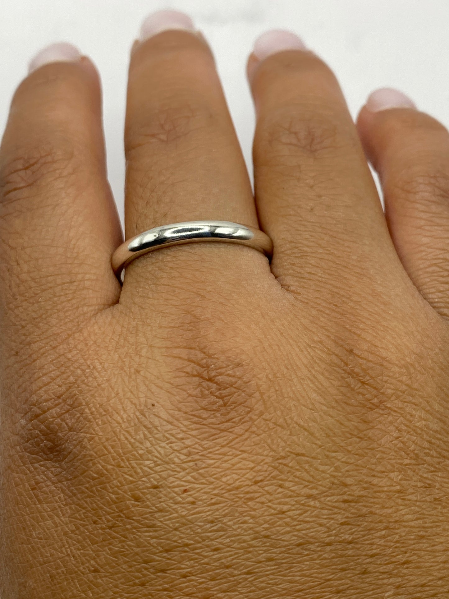 Anillo de plata puesto en dedo mostrando su brillo limpio y elegante