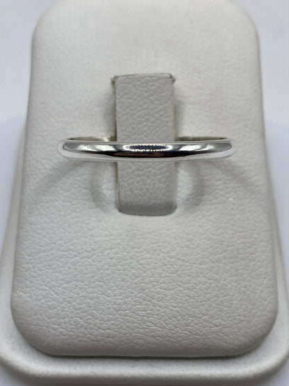 Anillo de plata banda lisa pulida en dedo unisex mostrando el brillo espejo