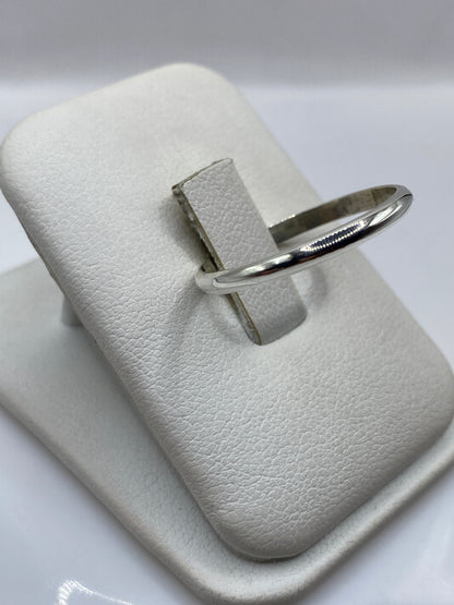 Vista lateral del anillo minimalista de plata .925 en el empaque original