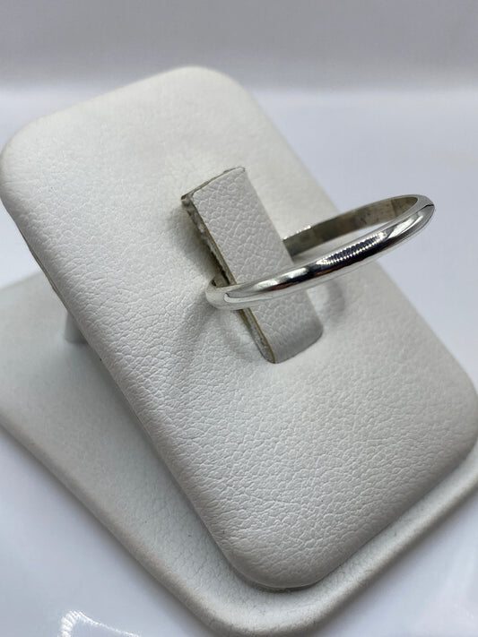 Vista lateral del anillo minimalista de plata .925 en el empaque original