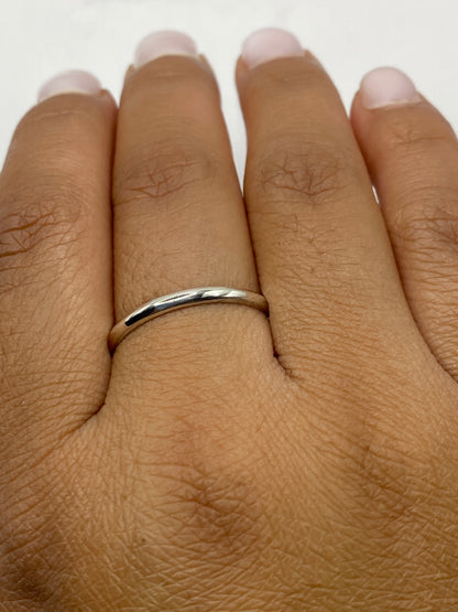 Anillo de plata pura sobre fondo blanco mostrando su acabado perfectamente pulido