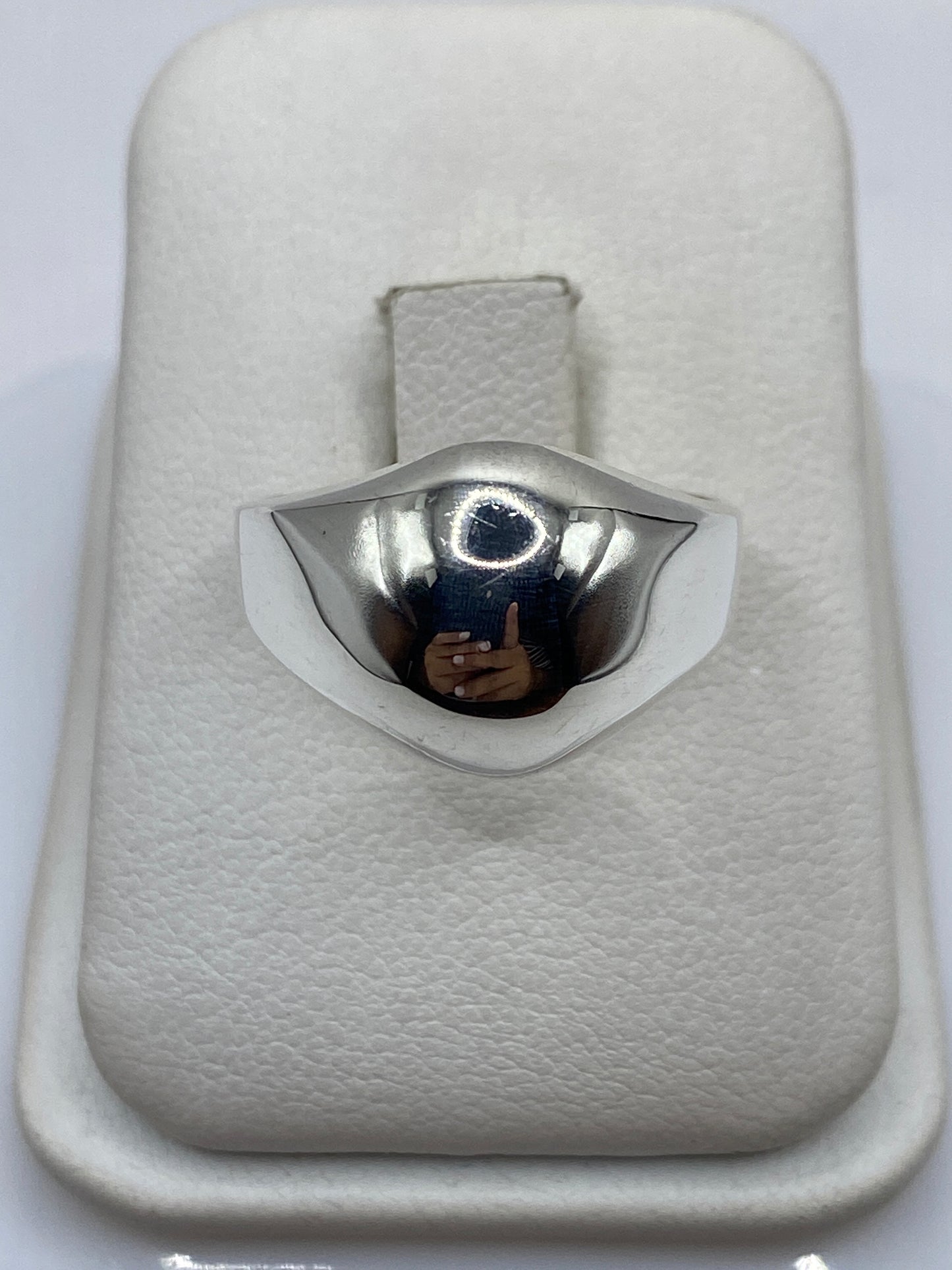 Anillo de plata escultural pulido en estuche blanco, vista superior