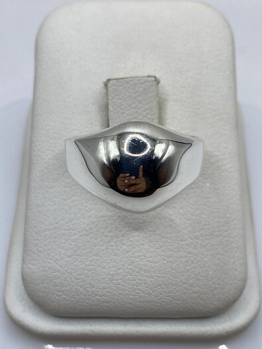 Anillo de plata escultural pulido en estuche blanco, vista superior