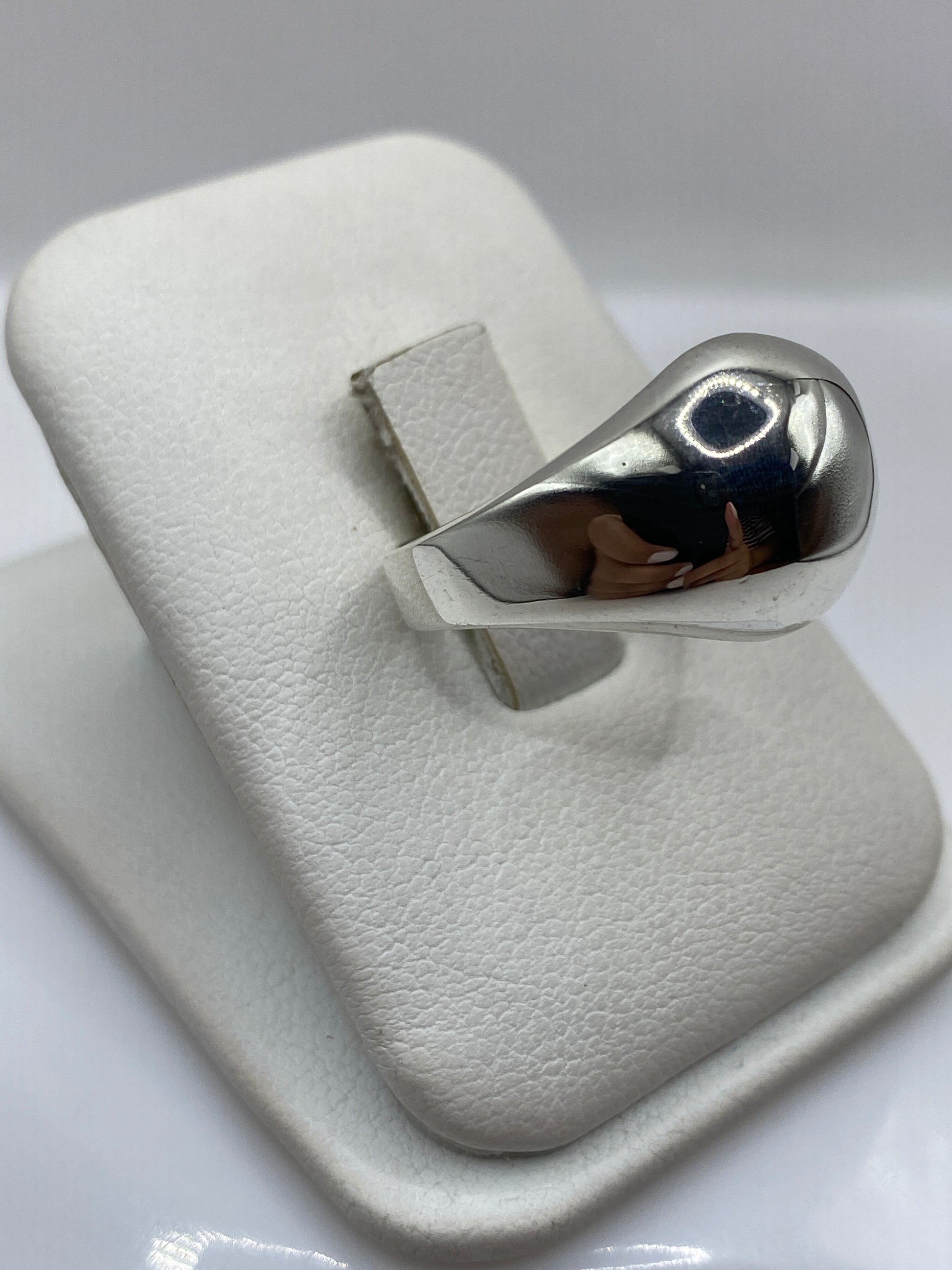 Anillo solitario de plata .925 en dedo de mujer, ángulo lateral