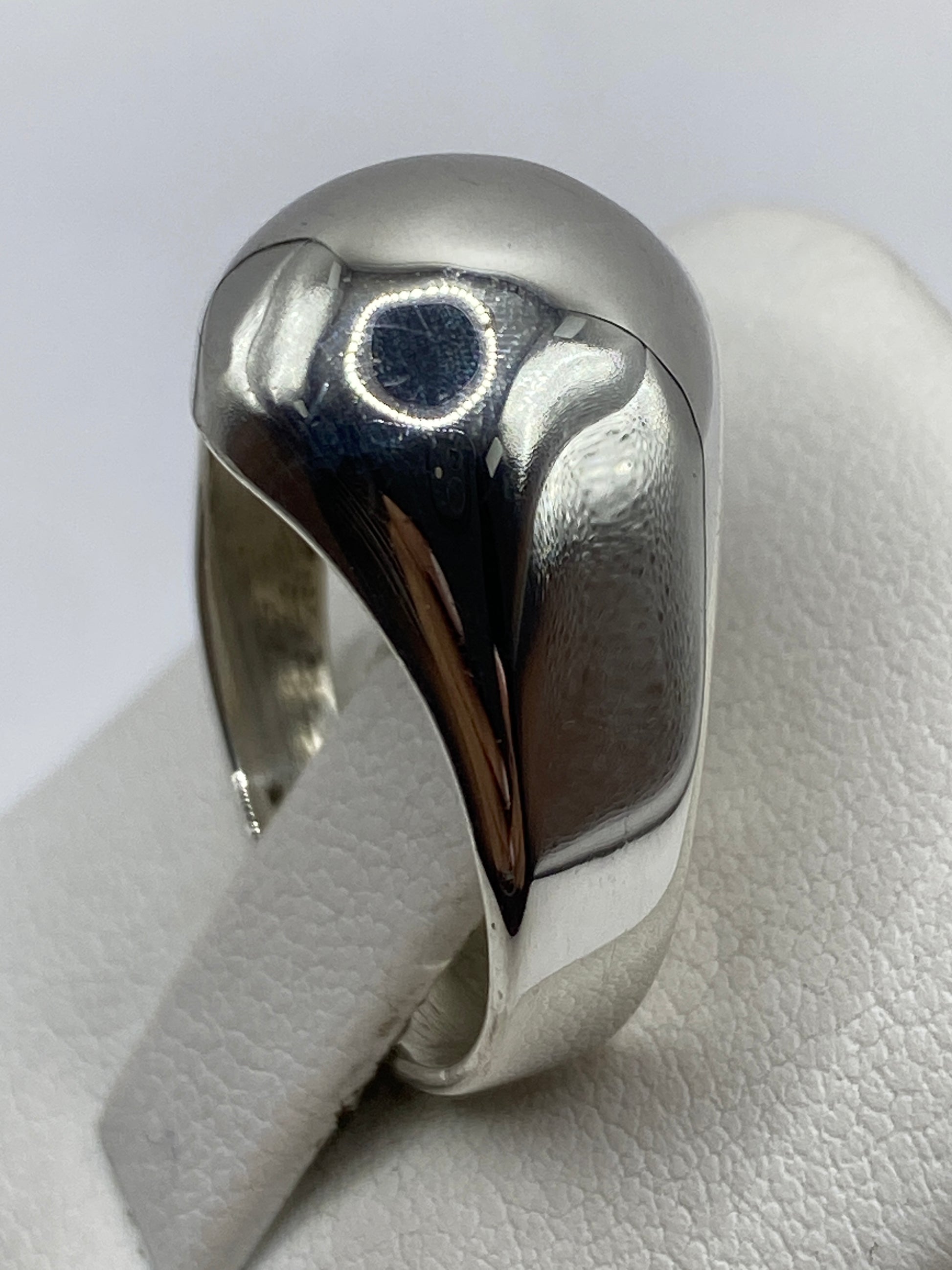 Detalle del pulido satinado del anillo escultural de Taxco