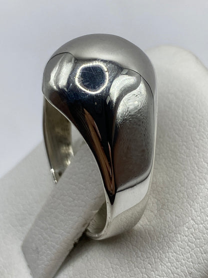 Detalle del pulido satinado del anillo escultural de Taxco
