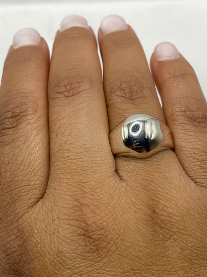 Anillo escultural con sello 925 visible en el interior, fondo gris