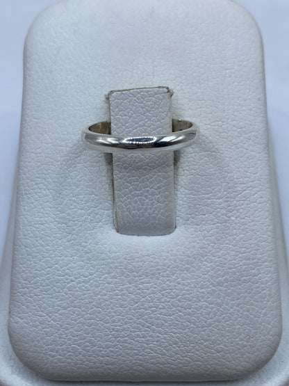 Anillo banda delgada de plata minimalista en dedo femenino