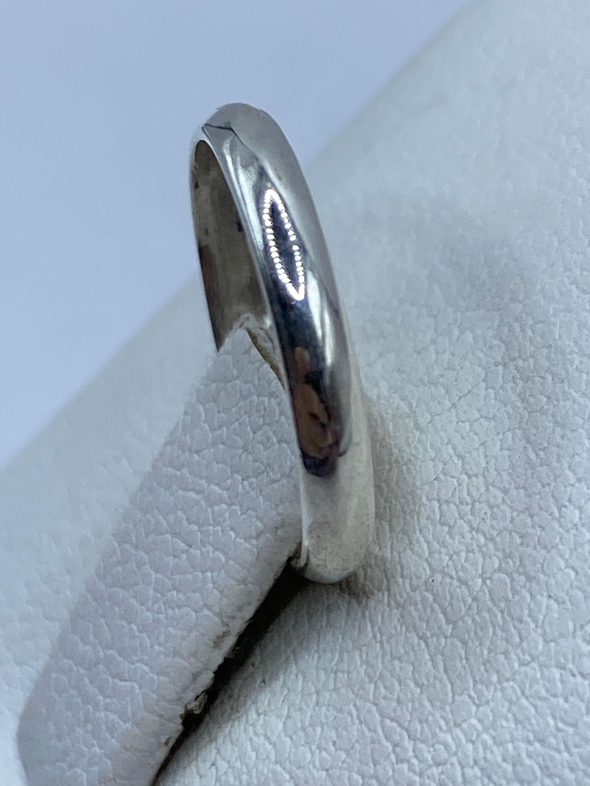 Detalle del sello 925 en el interior del anillo