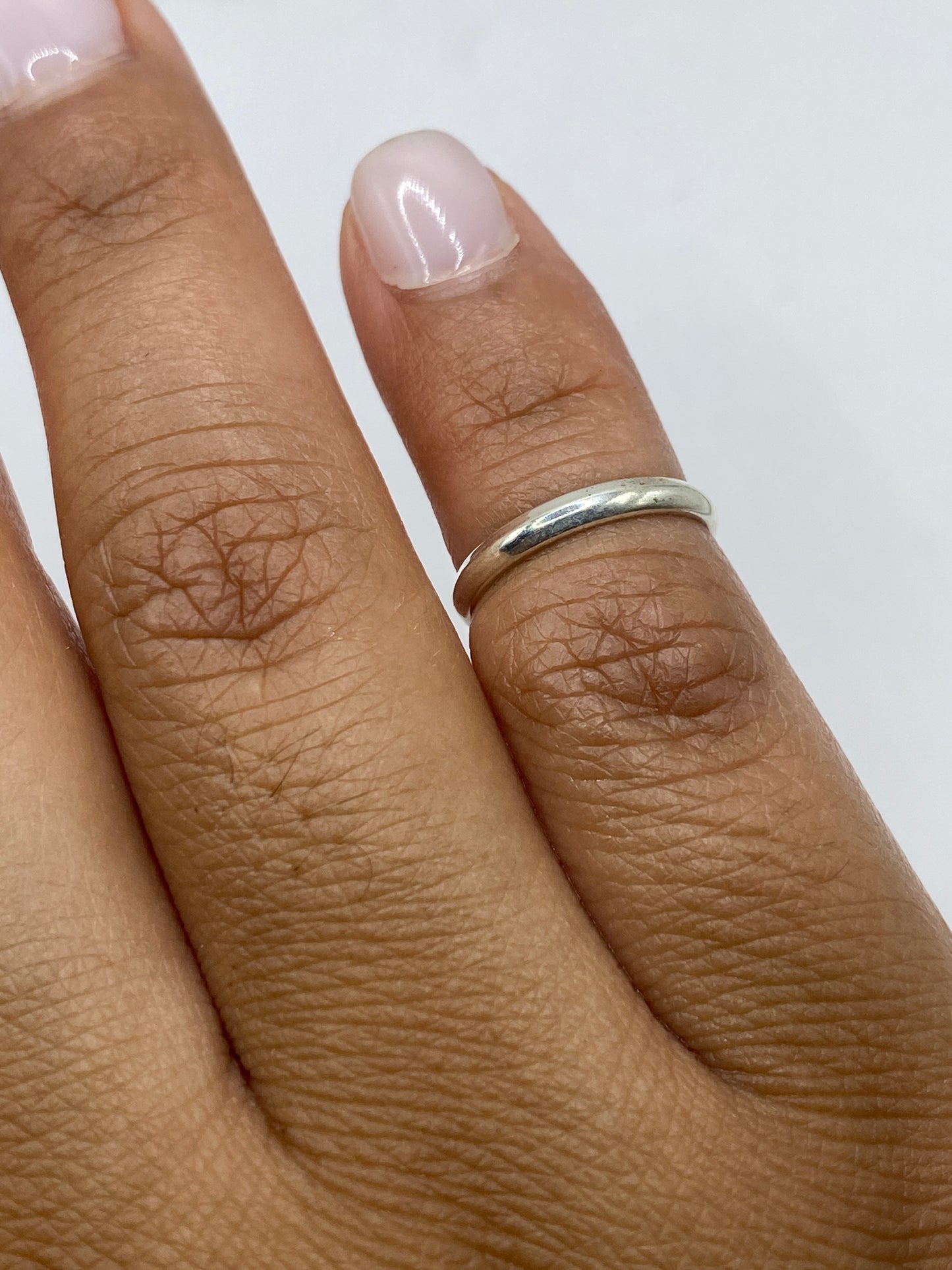 Anillo minimalista sobre fondo blanco mostrando el acabado perfecto