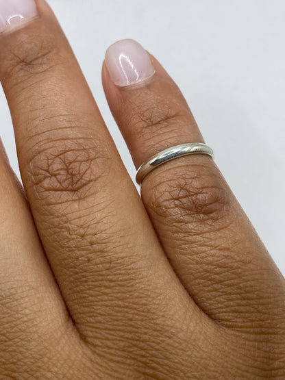 Anillo minimalista sobre fondo blanco mostrando el acabado perfecto