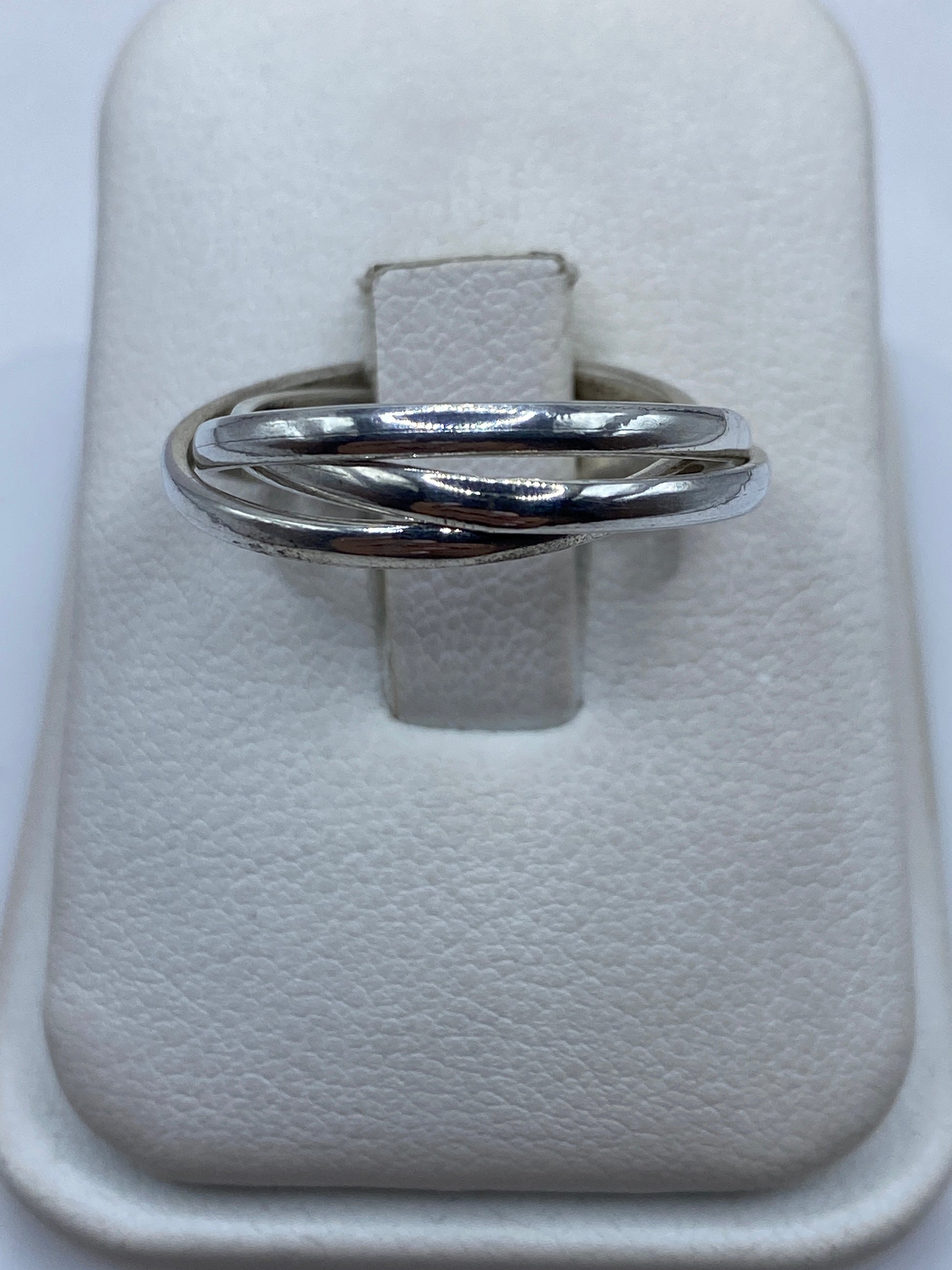 Anillo de plata .925 con tres bandas envolventes y fluidas en caja blanca