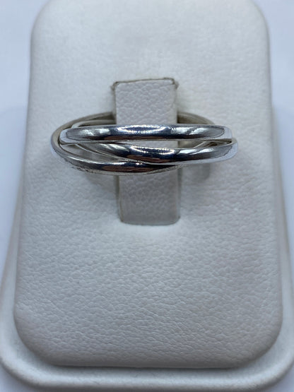 Anillo de plata .925 con tres bandas envolventes y fluidas en caja blanca