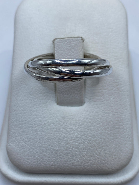Anillo de plata .925 con tres bandas envolventes y fluidas en caja blanca