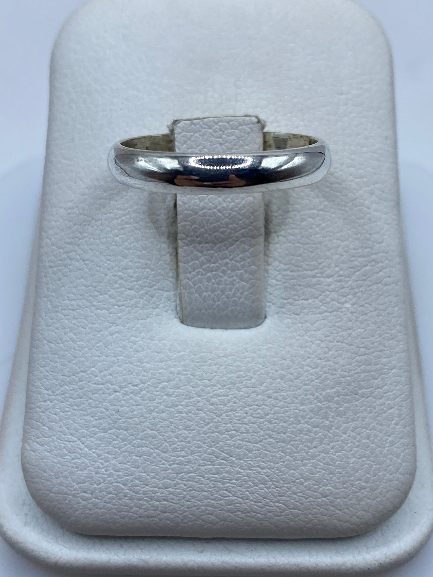 Anillo de plata banda pulida minimalista en estuche blanco
