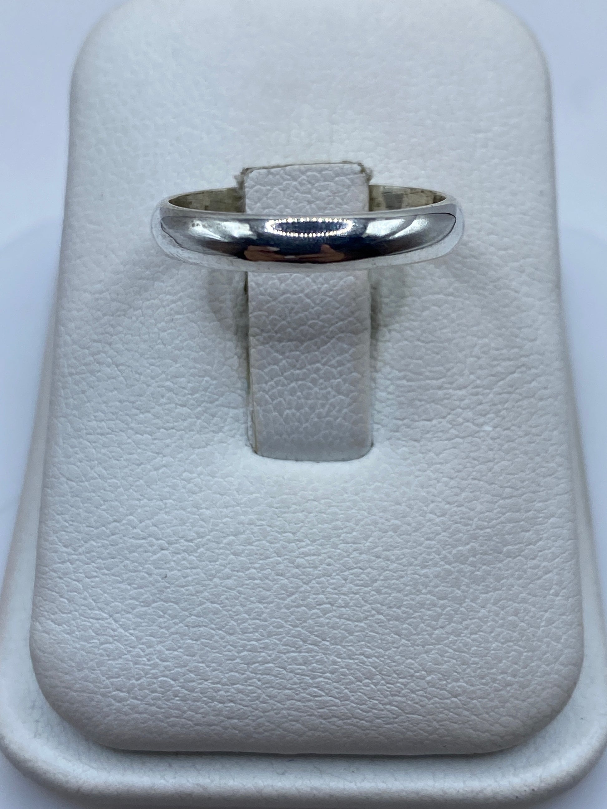 Anillo de plata banda pulida minimalista en estuche blanco