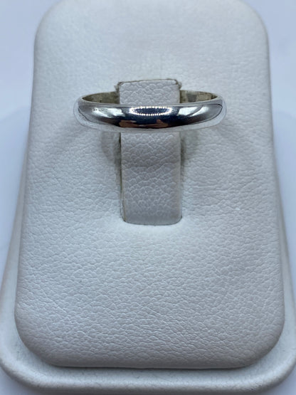 Anillo de plata banda pulida minimalista en estuche blanco