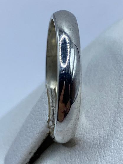 Anillo de banda pulida en la mano de una mujer, uso diario