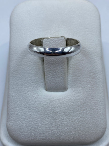 Anillo de plata banda lisa en talla 5, mostrado en estuche blanco