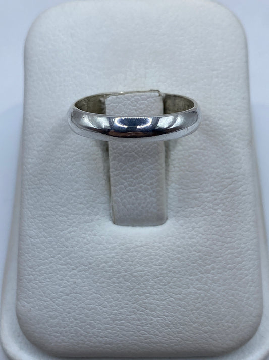 Anillo de plata banda lisa en talla 5, mostrado en estuche blanco