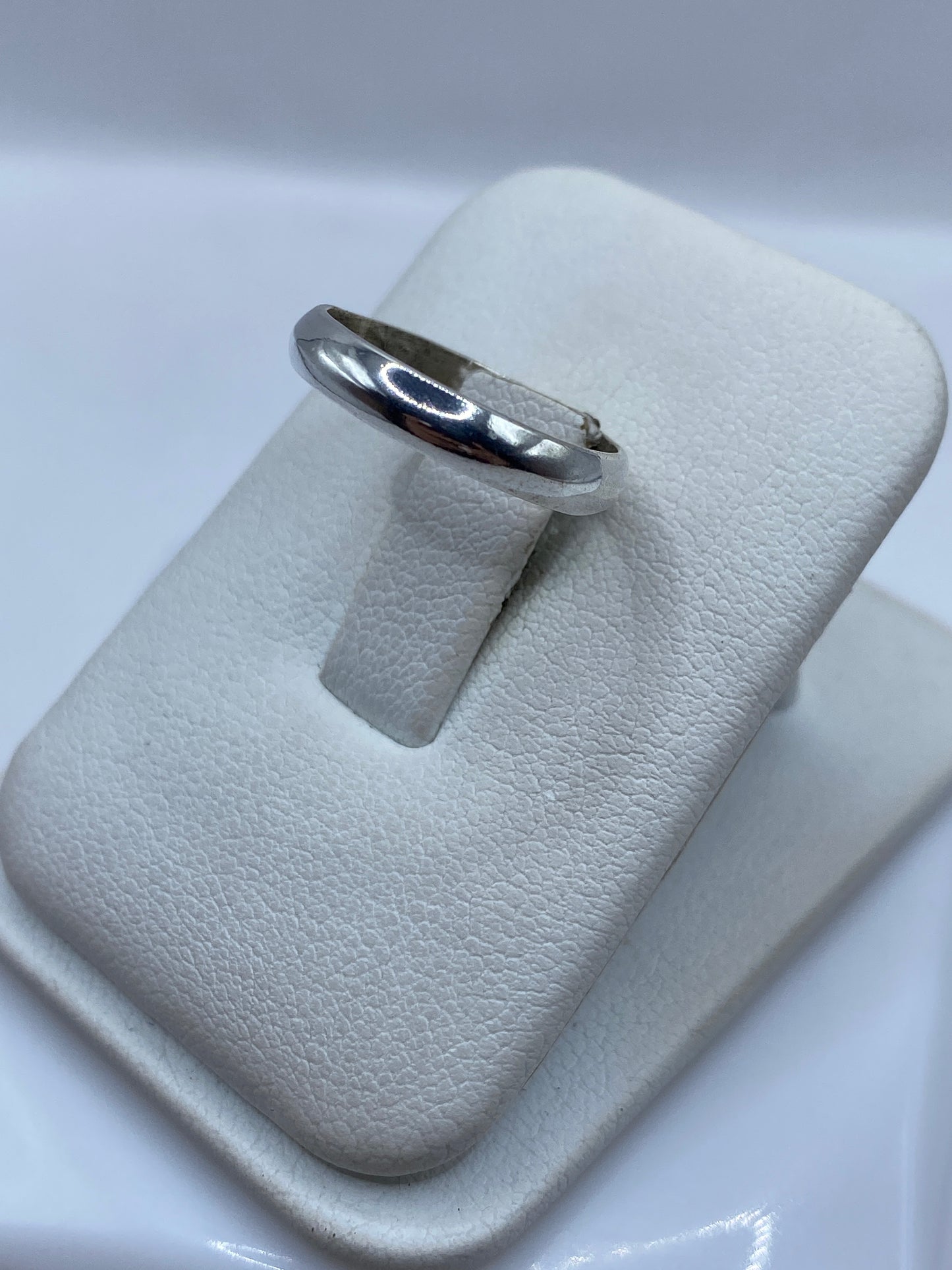 Detalle lateral del anillo banda minimalista en plata .925 pulida