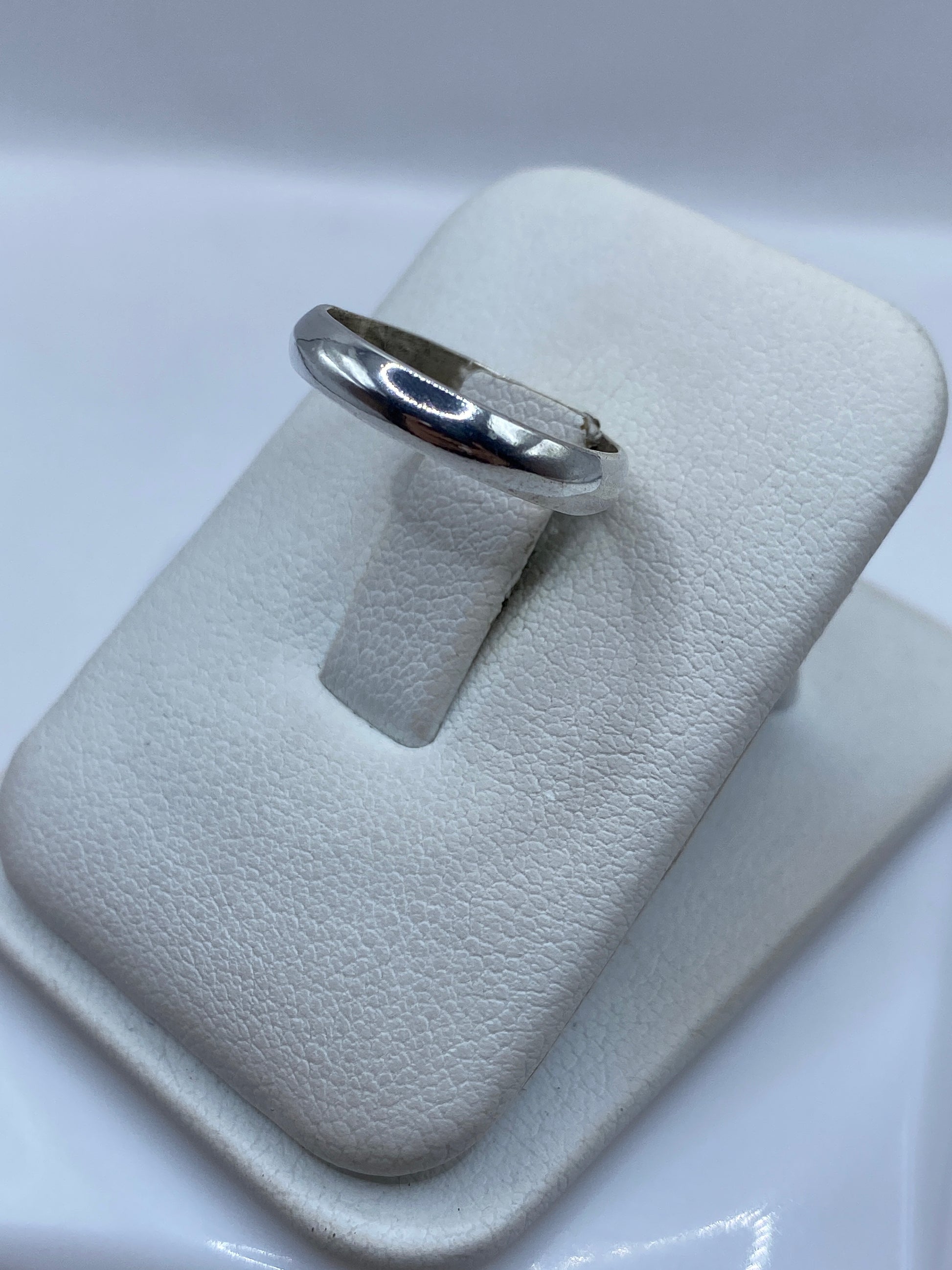 Detalle lateral del anillo banda minimalista en plata .925 pulida