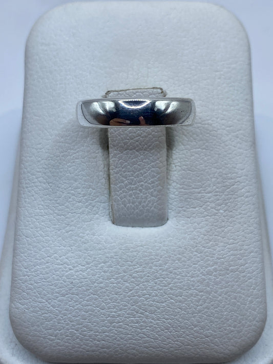 Anillo de plata pulida minimalista en estuche blanco, vista superior