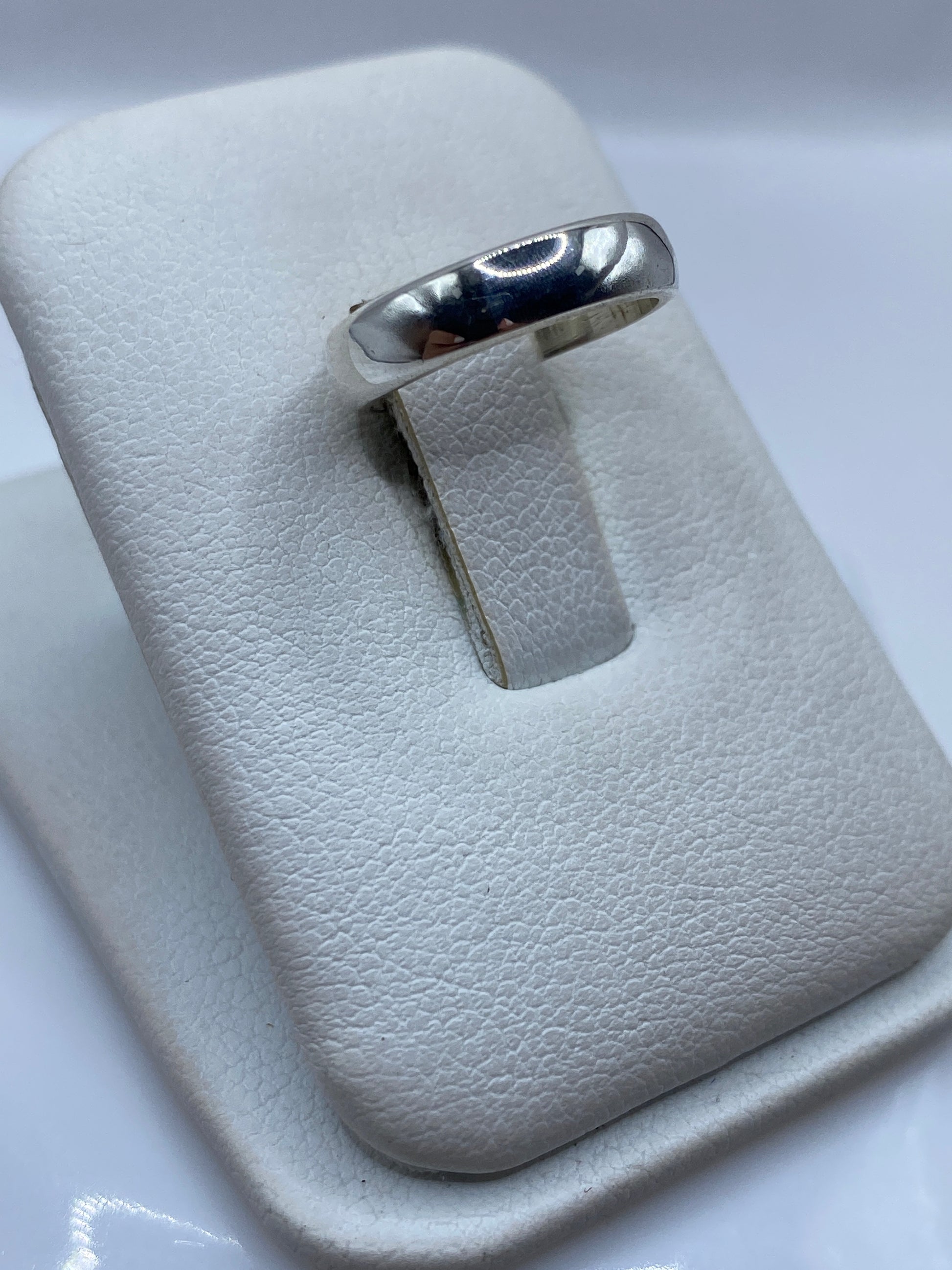 Anillo banda de plata .925 pulida, perfil lateral mostrando el acabado espejo